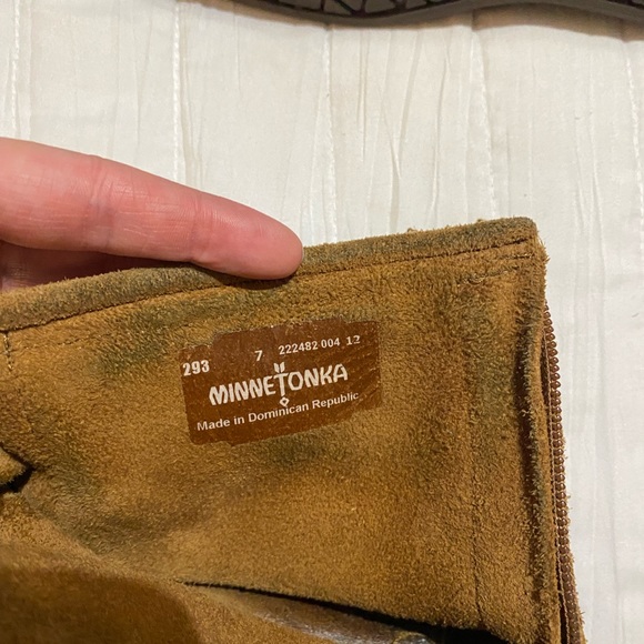 MINNETONKA Back Zip Hardsole Booties SZ 7 - Picture 2 of 5
